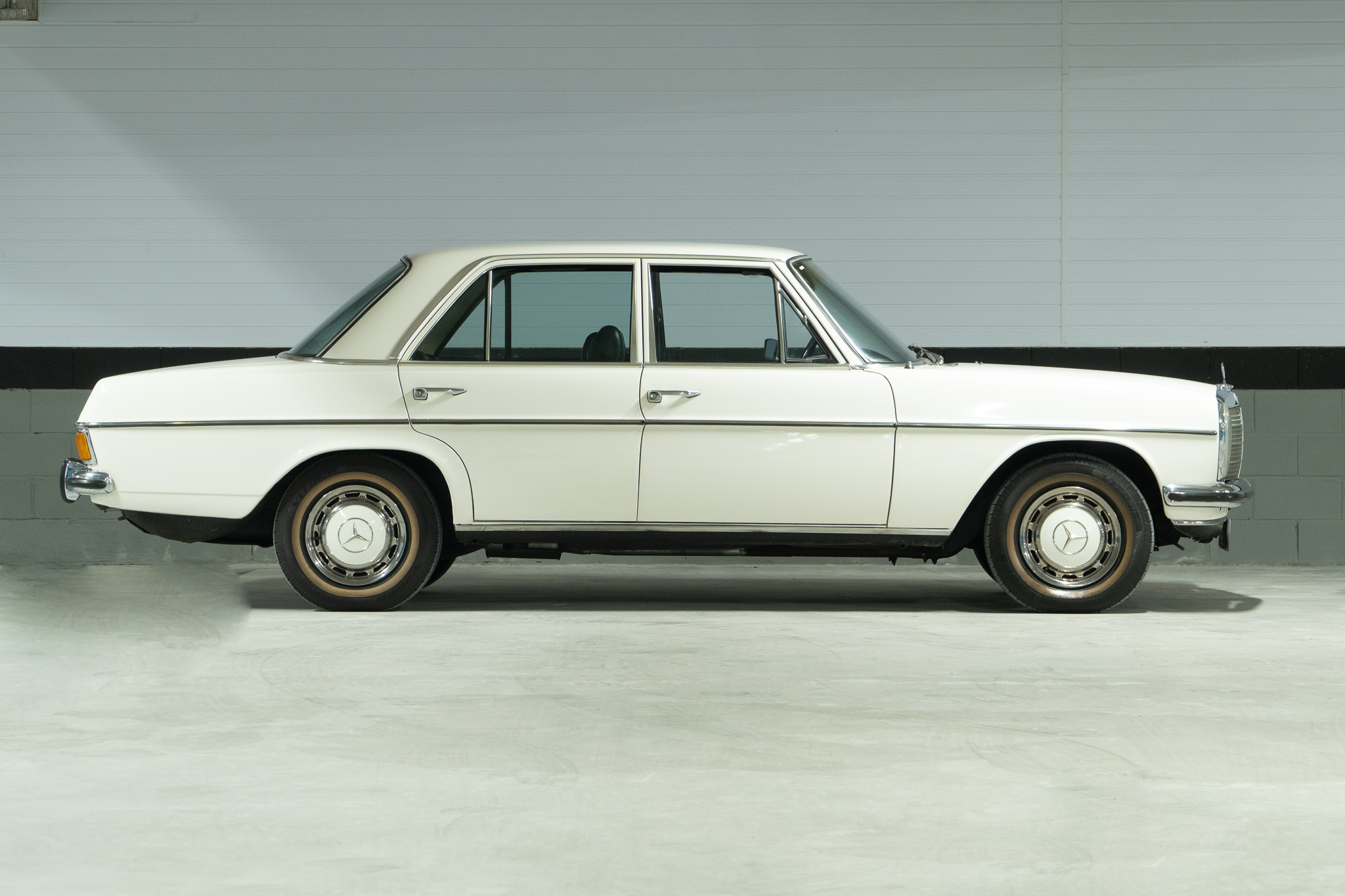 1973 Mercedes-Benz 250 The Garage Pintura