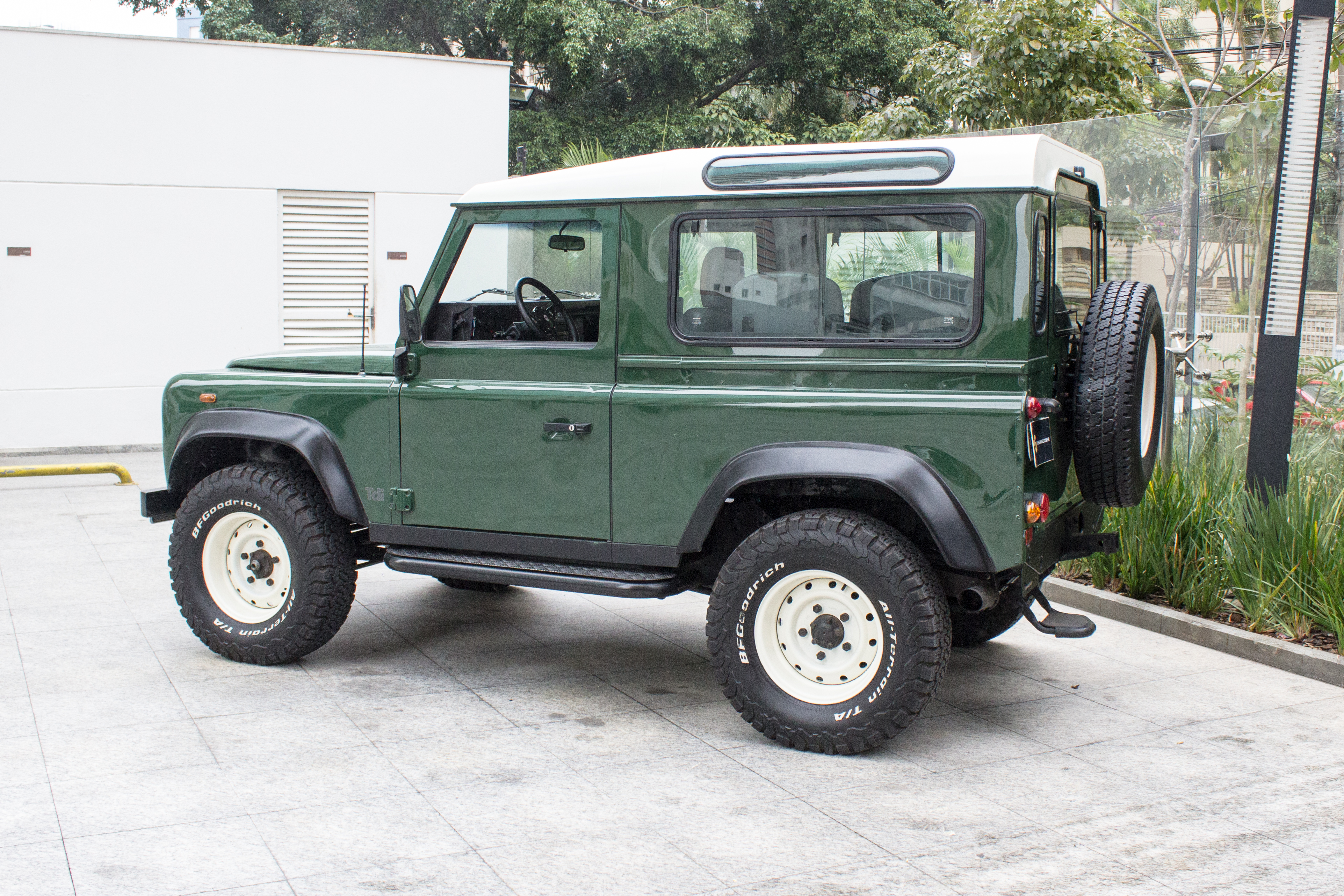 2002 Land Rover Defender 90 Venda Compra The Garage For Sale