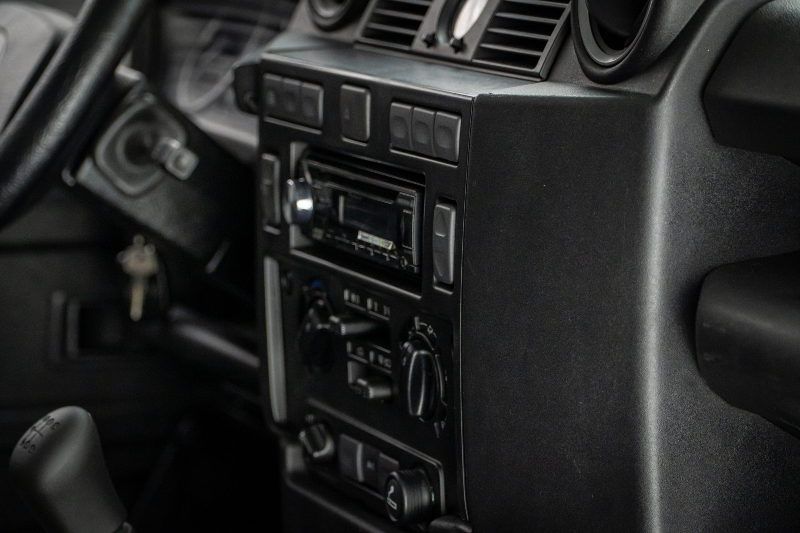 2011 land rover defender 110 a venda the garage-26